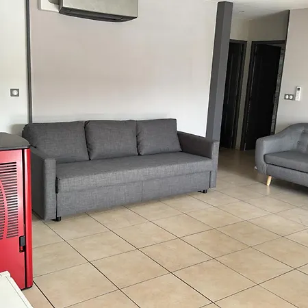 Avec Piscine A Capacite 12 Personnes *